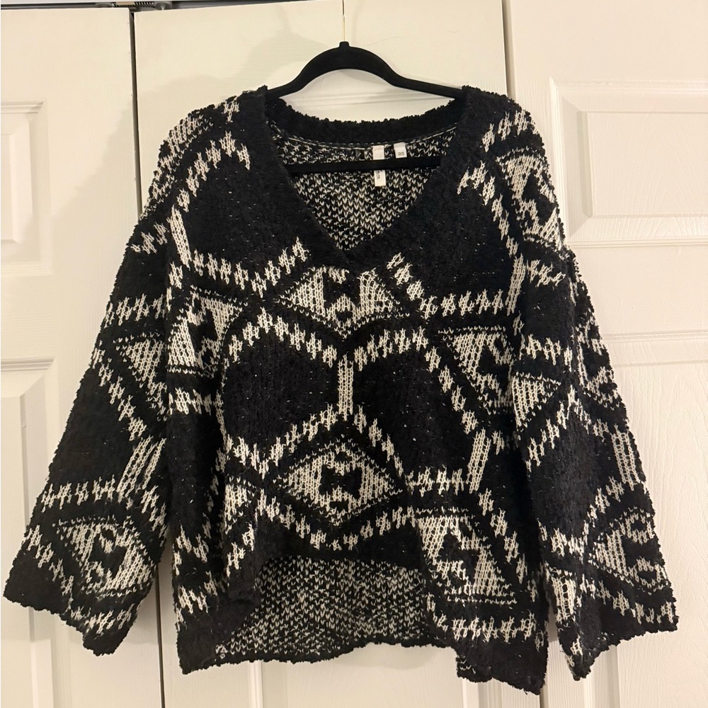 Elan Black and White Patterned V-Neck Sweater